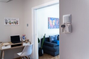 Design-huoneisto | Oleskelualue | 32–tuumainen taulutelevisio, jossa digitaalikanavat