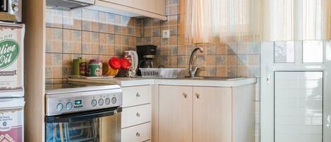 Appartement Design | Cuisine privée | Grand réfrigérateur, micro-ondes, four, plaque de cuisson