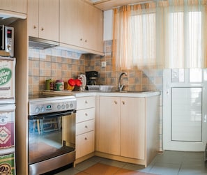 Design Apartment | Private kitchen | Full-size fridge, microwave, oven, stovetop