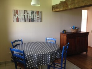 Dining - very quiet rural house (hodeng-hodenger)