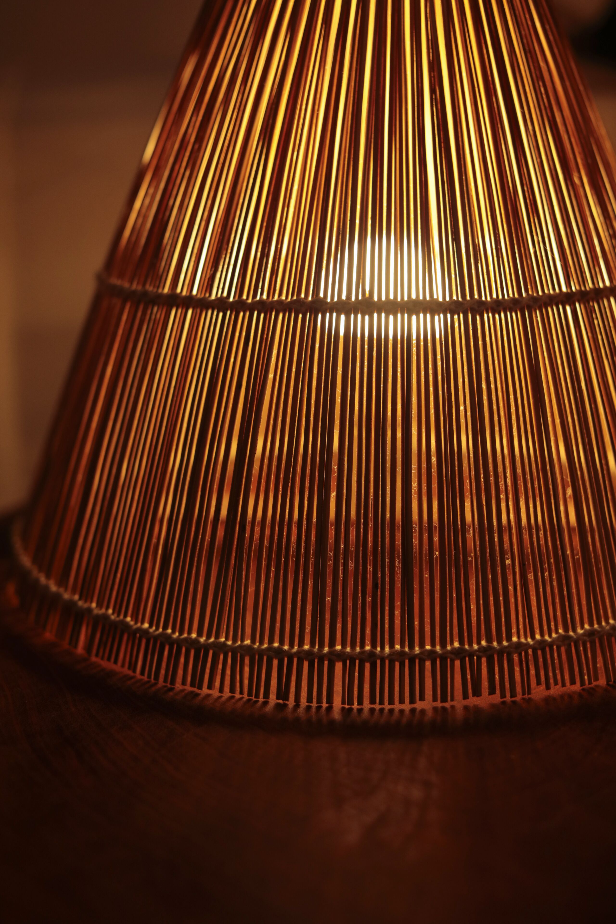 Et nærbillede af en metallisk lampe med riller og en kegleform.