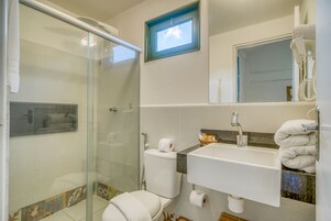 Suite King Tripla | Bathroom | Free toiletries, hair dryer, towels
