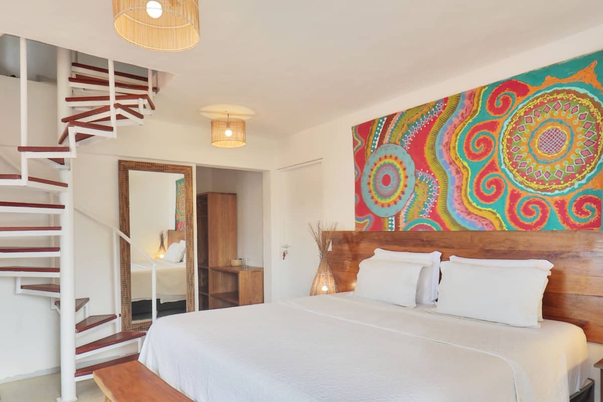 Suite Vista Mar Deluxe com Ofuro | Minibar, tabla de planchar con plancha, wifi gratis y ropa de cama