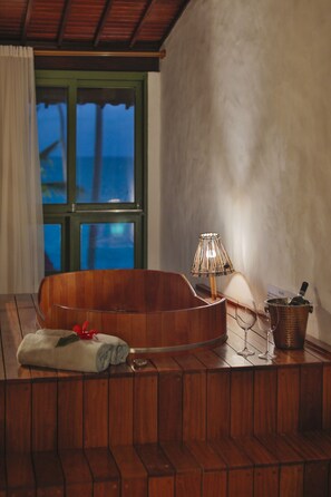 Suite Loft Vista Parcial Mar com Ofuro | Private spa tub - Pousada Rota Ecológica (Porto de Pedras)