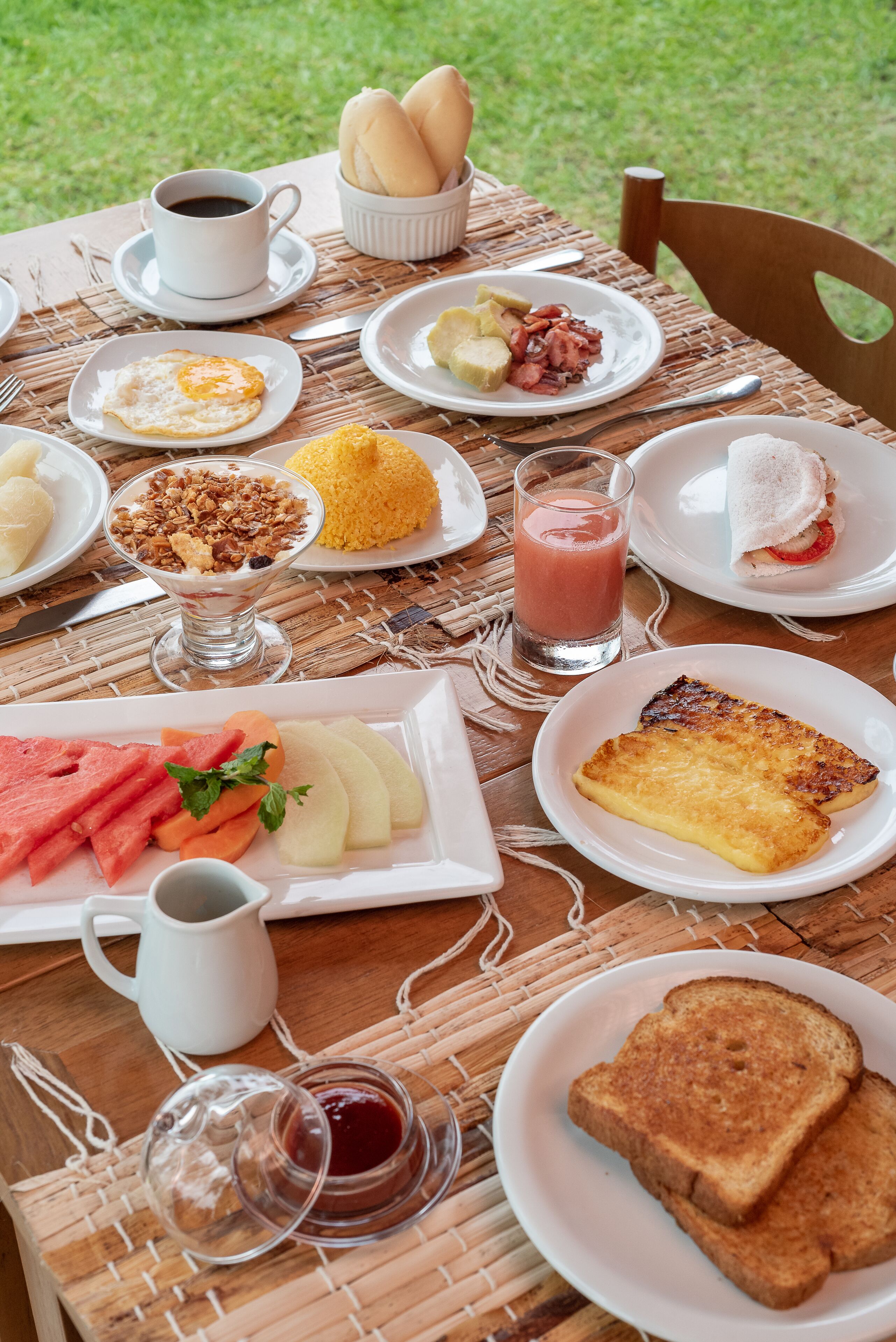 Una mesa de desayuno con diversos platos, como tostadas, huevos y fruta.