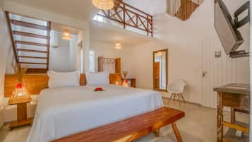 Suite Loft Vista Parcial Mar com Ofuro | Minibar, iron/ironing board, free WiFi, bed sheets