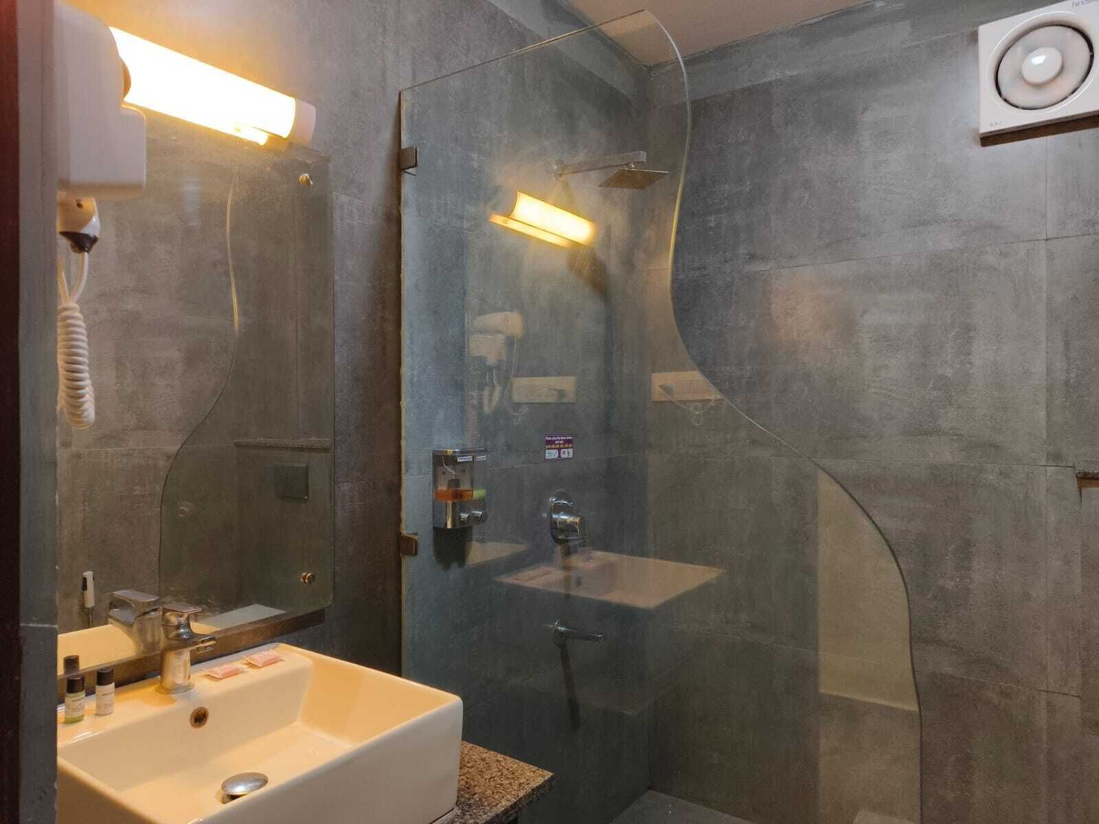 Familienzimmer | Badezimmer | Dusche, Regendusche, kostenlose Toilettenartikel, Haartrockner