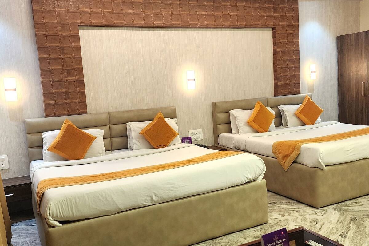 Habitación de hotel con dos camas, un armario grande y piso de mármol.