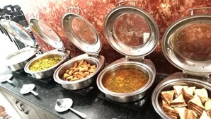 Ein reichhaltiges Buffet mit verschiedenen Speisen und Besteck.
