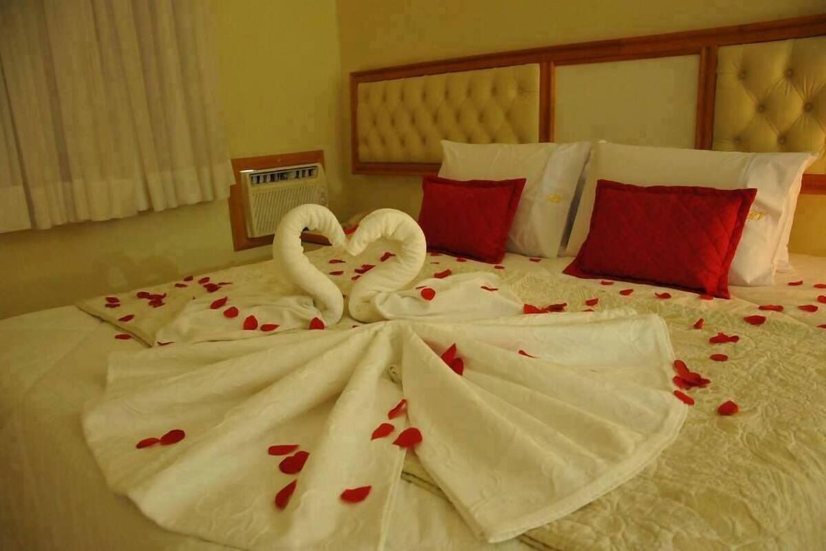 Suite | Minibar, desk, WiFi (free), bed sheets