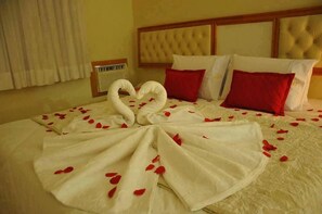 スイート | ミニバー、デスク、WiFi (無料)、ベッドシーツ