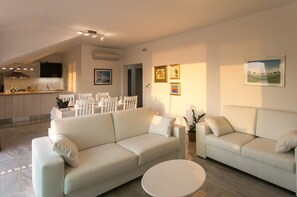 Appartement Penthouse, 3 chambres, baignoire à remous | Aire de séjour | Téléviseur à écran plat