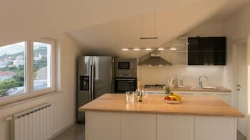Penthouse, 3 habitaciones, hidromasaje | Cocina privada | Refrigerador, microondas, parrilla de estufa y cafetera y tetera