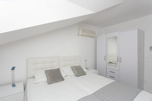 Appartement Penthouse, 3 chambres, baignoire à remous | Décor unique, ameublement unique, fer et planche à repasser