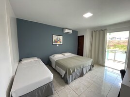 Familienzimmer | Minibar, Schreibtisch, laptopgeeigneter Arbeitsplatz