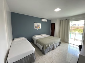 Familienzimmer | Minibar, Schreibtisch, laptopgeeigneter Arbeitsplatz