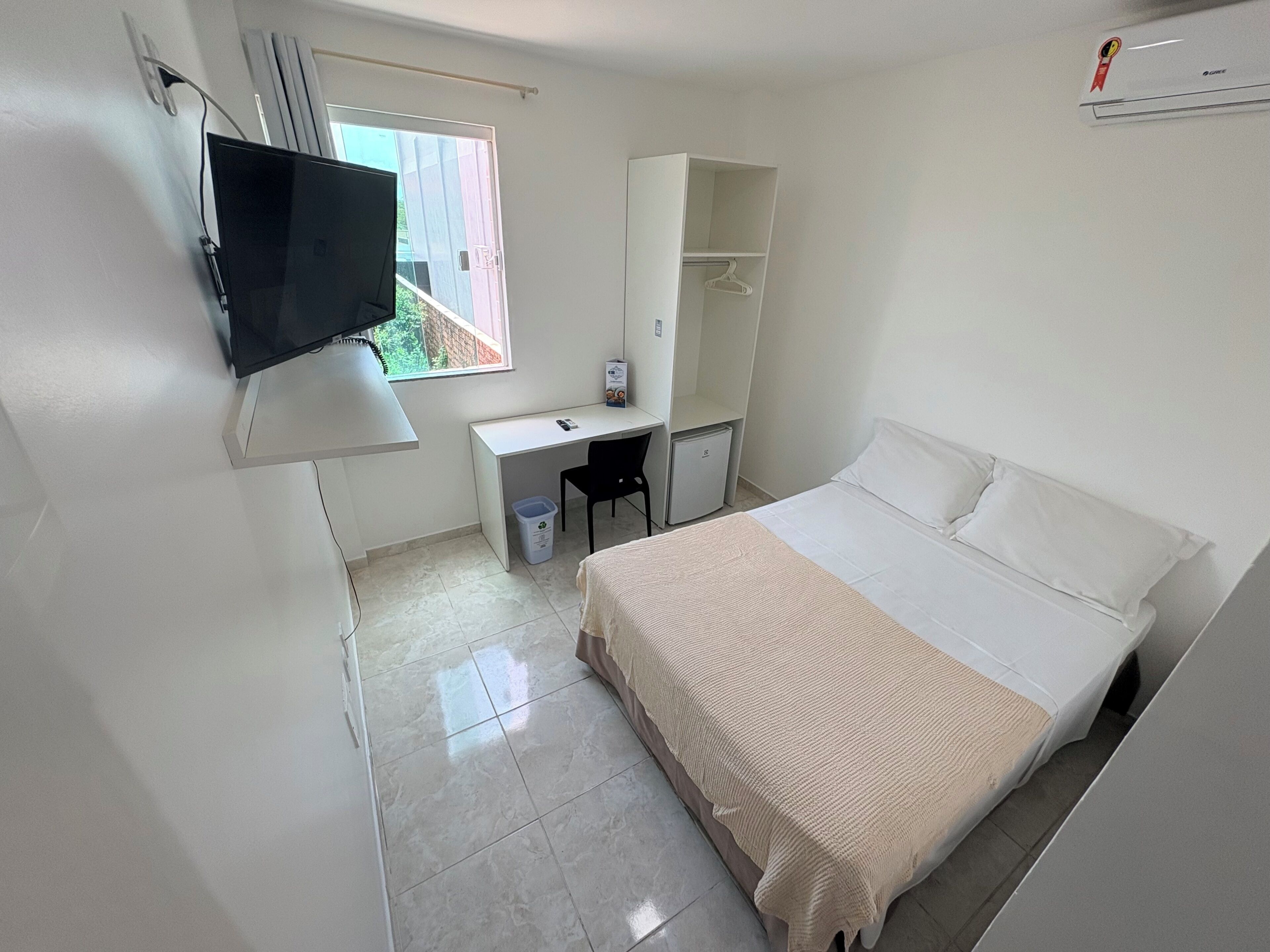 Minibar, skrivbord, arbetsyta för laptop och mörkläggningsgardiner