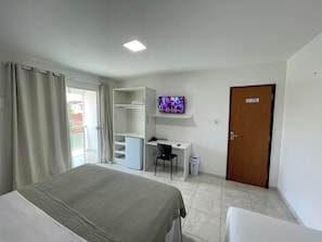 Minibar, escritorio y espacio para trabajar con laptop