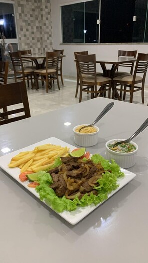 供应午餐和晚餐