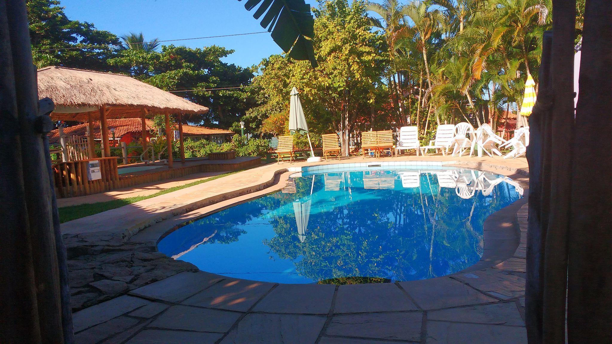 2 buitenzwembaden en ligstoelen