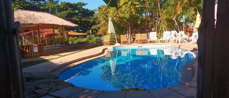 2 outdoor pools, pool loungers