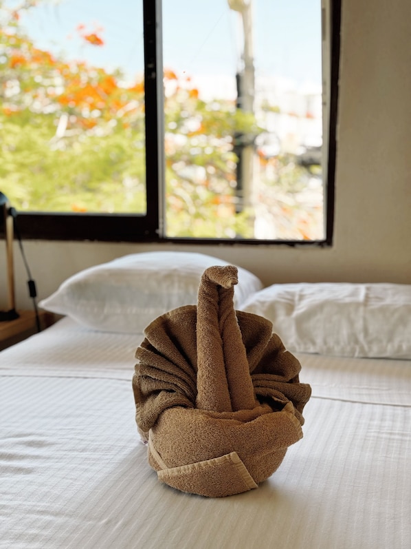 Deluxe-Vierbettzimmer | Allergikerbettwaren, Bügeleisen/Bügelbrett, Bettwäsche