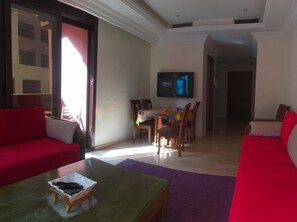 Appartement, 1 slaapkamer | Woonkamer | Een 32-inch flatscreentelevisie met satellietzenders en een televisie