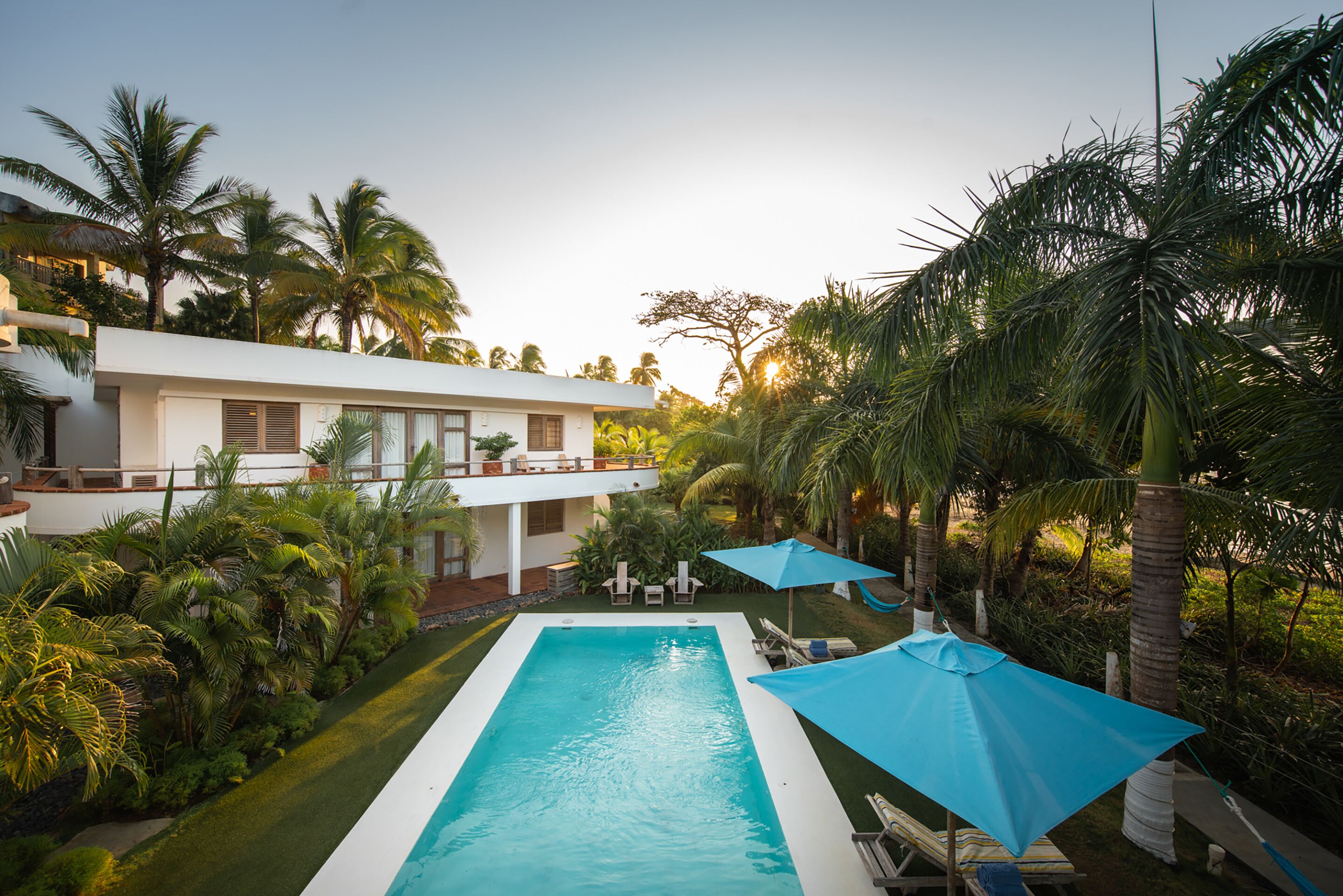 Utendørsbasseng og solsenger