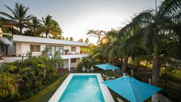 Piscina externa, espreguiçadeiras