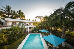 Hồ bơi ngoài trời, ghế dài tắm nắng 