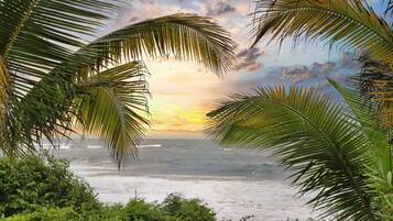 Ropa de cama de alta calidad y caja de seguridad en la habitación