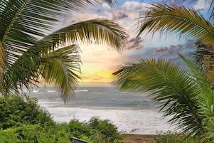 Ropa de cama de alta calidad y caja de seguridad en la habitación