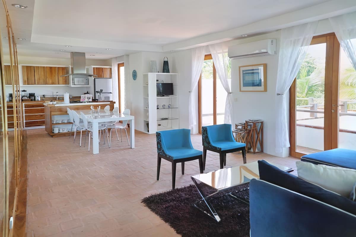 Panorama appartement, 2 slaapkamers | Luxe beddengoed, een kluis op de kamer, individueel gedecoreerd