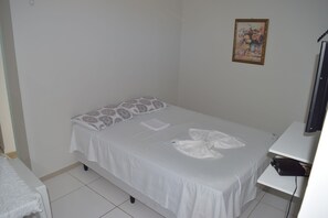 Quarto casal básico de uso individual | Escrivaninha, cortinas blackout, ferros/tábuas de passar roupa