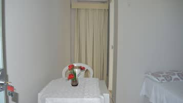 Quarto casal básico de uso individual | Escrivaninha, cortinas blackout, ferros/tábuas de passar roupa