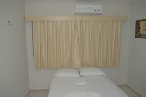 Desk, blackout drapes, iron/ironing board, free WiFi - Loura Pousada (Sobral)