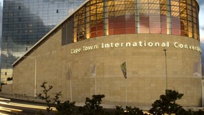 Het Internationaal Congrescentrum Kaapstad met een moderne glazen gevel en een gebogen structuur.