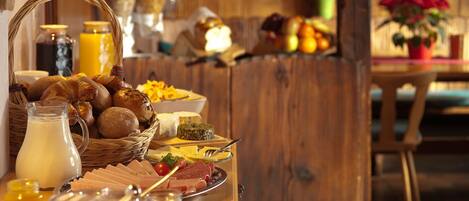 Petit déjeuner (9.5 EUR par personne)