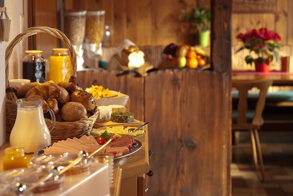 Desayuno (EUR 9.5 por persona)