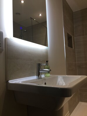 Comfort Apartment, Ensuite (Dove) | Bathroom - The Crown - Hutton le Hole (York)