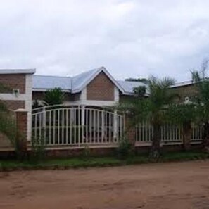 Front of property - Zuus Lodge & Tours (Kalomo)