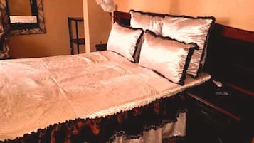 Minibar, una scrivania, ferro/asse da stiro