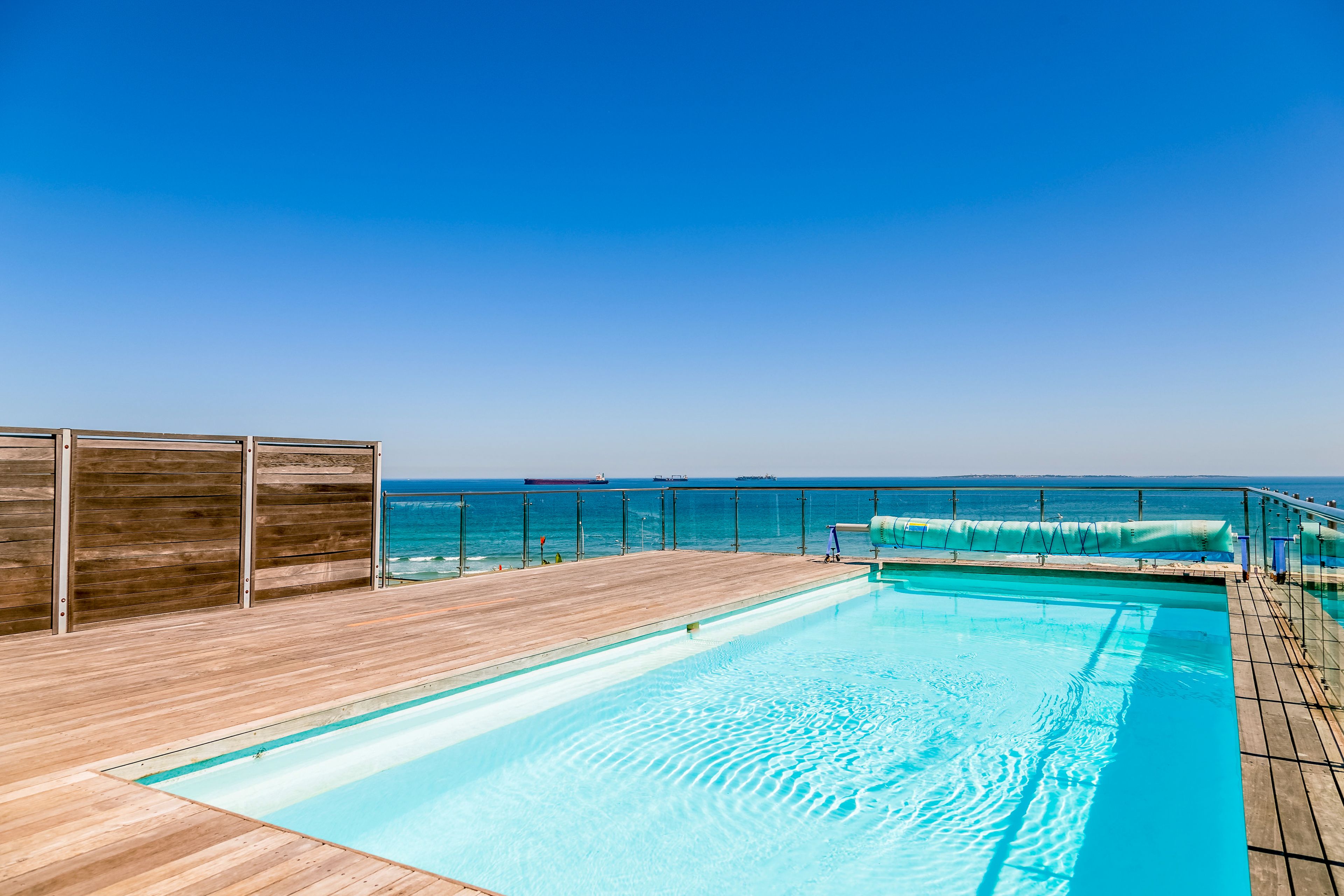 Una piscina al aire libre de temporada