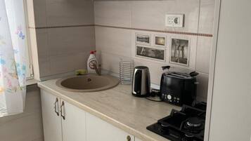 大型冰箱、爐台、烤麵包機、咖啡磨豆機