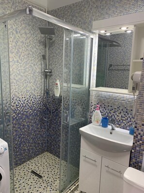 Shower, rainfall showerhead, free toiletries, slippers