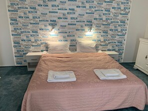 1 多间卧室、高档床上用品、折叠床/加床（额外收费）、免费 WiFi