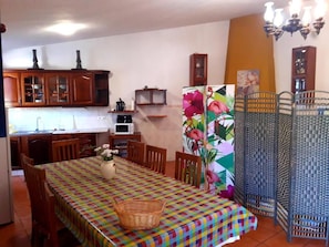 Ferienhaus, 1 Schlafzimmer (Nature House 1) | Essbereich im Zimmer