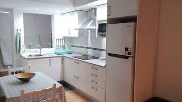 Een koelkast, een magnetron, een kookplaat