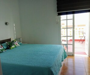 1 habitación, tabla de planchar con plancha y cuna de viaje 