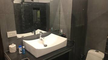 Combined shower/bathtub, towels, soap, shampoo